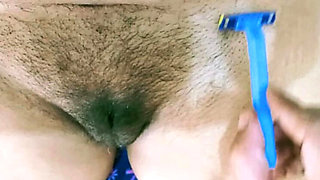 Asian babe shaves her tight pussy with boyfriend's help - Super Love