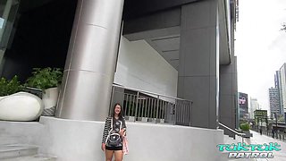 Thick Ass Milf With Smooth Pussy On Tuk Tuk Patrol