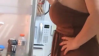 This MILF Called the Delivery Woman and Wanted to Thank Her for the Delivery in a Very Naughty Way