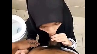 jilbab oral in toilet campus