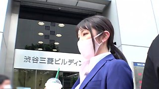 200gana-2518　ブラウスの隙間に手を伸ばしていく…