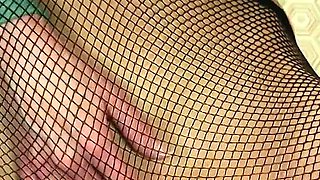 Short Haired Mom Anhen Shows off Her Skinny Naked Body!