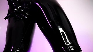 Amateur cd in latex masturbating dildoing