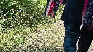 Hot Village Desi Bhabhi Sex Aaj Forest Park Mein Met Ho Gayi - Bhabhi Meri Dos