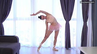 Russian ballerina Kazanska Sirota does the splits and shows off yummy pussy