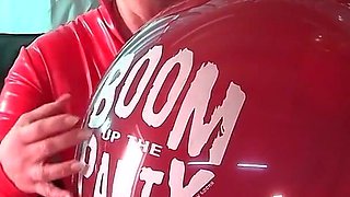 Barefoot Latex MILF Is Playing with the Balloon