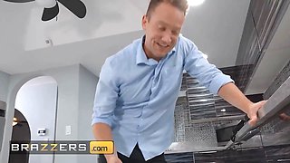 Hot plumber kaylee ryder is finer at fixing van's pipe than fixing his kitchen submerge - brazzers
