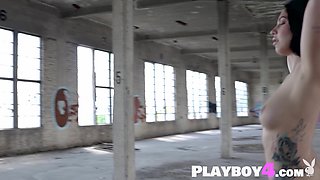 Natural boobs mom babe posing naked