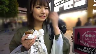 小動物系美少女が純白パンティ濡らしフェラ、手マンででさらに濡れる