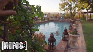 Stunning brunette Karla Kush rails a big cock in point of view inwards her outdoors pool - mofos