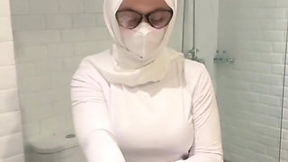 Stepsister caught showing off her big body and breasts