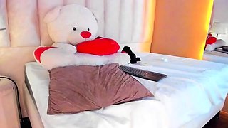 amateur bantikgirl flashing ass on live webcam