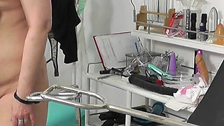 Mature gyno fetish - perverted gynecologist records his mature female patient on camera