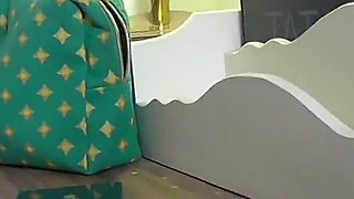 Feetsmeller under the dressing table!
