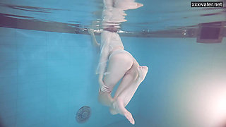 Sasha Vetochka goes naked into the pool