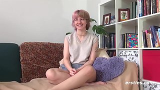 Ersties -Sunny S hat heißen Spaß mit ihrem Anal-Dildo