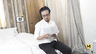 Hair-bun Asian kneels and sucks
