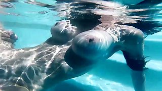 Underwater fuck with a big boobs brunette babe