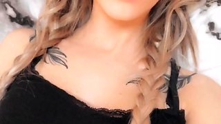 Sweet amateur babe goes solo with yellow dildo