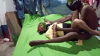 Desi Aunty k saath hot gand ki romantic video only kissing