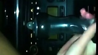 Elle se fait du bien dans la voiture avec son jouet