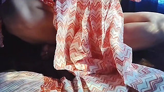 Bus me ladke Kapde Utarkar fingaring karne lgi