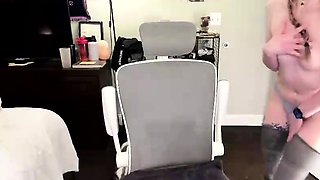 Masturbating amateur cums after solo fun