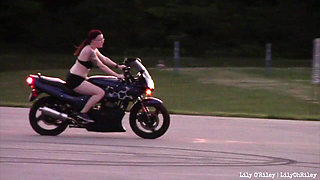 Bikini Sportbike Riding (wmv)