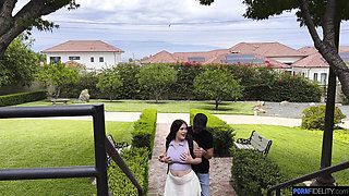 Curvy Cumslut Lindsay Lee Doesn't Waste Time