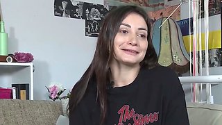 Brunette likes strong solo frigging and toys