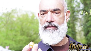 Beautiful Victoria Benz - easter trailer - Oldje