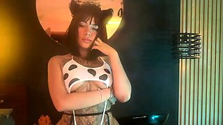 Brunette solo masturbation on webcam