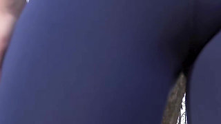 Girl in Yoga Pants Teases Fat Cameltoe Pussy Outdoors