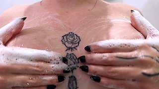 Naomi - Bath time