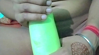 Desi bhabhi ne apni chut me dala bhot badi Loki or khub maze liya or apne boobs bhi khub dbaye