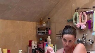 Gorgeous cougar black-haired Katy Soles very first washes raw feet and then her flawless toes with soap
