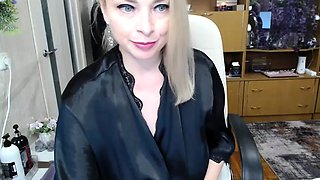 Cumshot amateur MILF suck and jerks dude in the bedroom