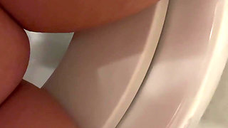 Miaxxx Pee at Hotel Toilette