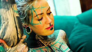 Alt beauty Anuskatzz stuffs Nahluu's pussy