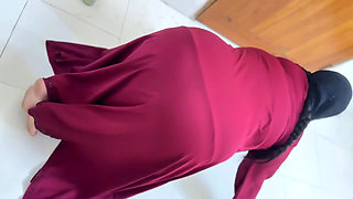 Beautiful Muslim Hot Stepmom Clean Room & Try to Seduce Me by Show Her Big Ass Want Ass Fuck From Me
