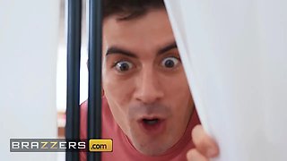 Brazzers - Yorgelis Carrillo & vitoria beatriz glide into a sensual Nuru Massage three-way venture