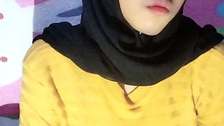 Hijab-clad waria wants to come home from work wanting to blow and sniff