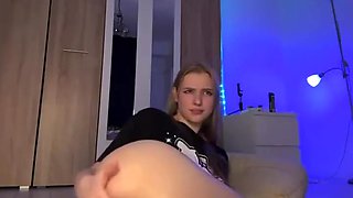 Finger-tickling Virgin Fuckbox at the First-ever Time