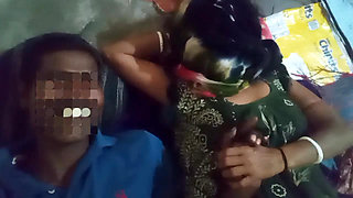 Desi OLD Padosi Friend Ki Aunty Ko Usi Ke Room Per Jakar Romantic Mood Mein Chudai Kiya