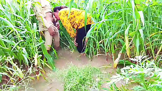 kheton mein Barish ka mausam bahut badi gand upar se naram li to maja a Gaya doggy style upar bataya to pani Nikal Gaya