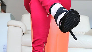 Raven Toe-tapping with Crossed Legs Red Jeans and High-heeled Sandals