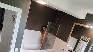I touch my pussy in the bath
