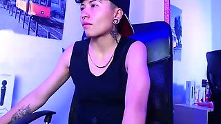 Amateur webcam girl masturbate big dildo