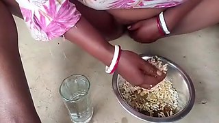 Desi Bhabhi Khate Samay Masti Karta Hai