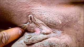 INDIAN AUNTY HOUSE WIFE HOT AND LOUD MOANING BY FINGERING IN WET PUSSY.